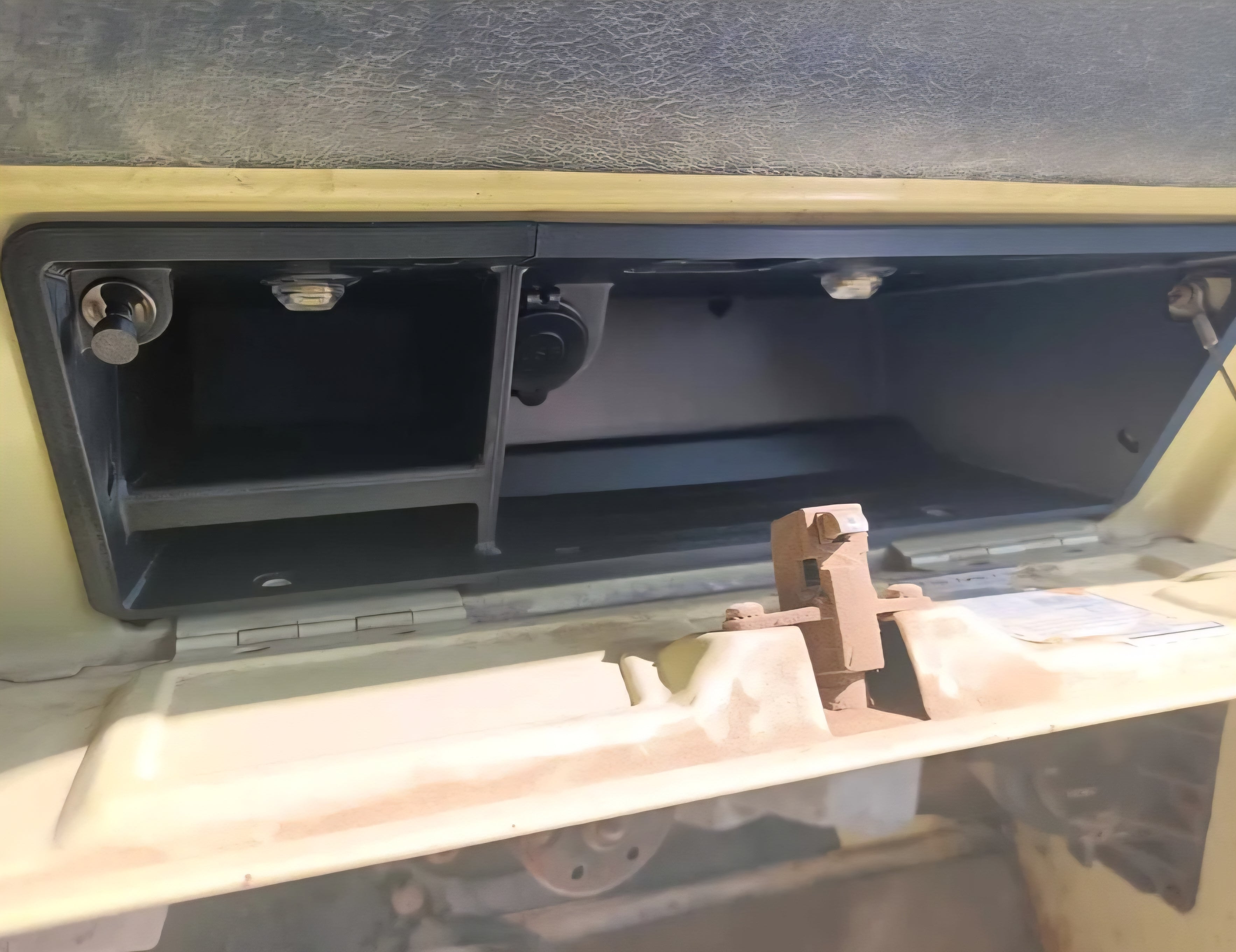 Glovebox (with LED Lights and USB) for 1967–1972 Bumpside Ford Trucks